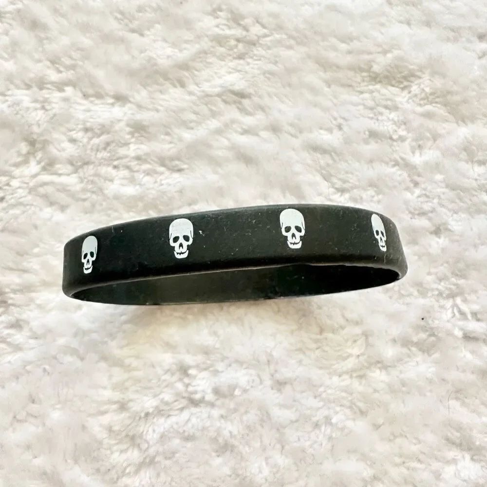 Black-and-white skull stretch bracelet ￼